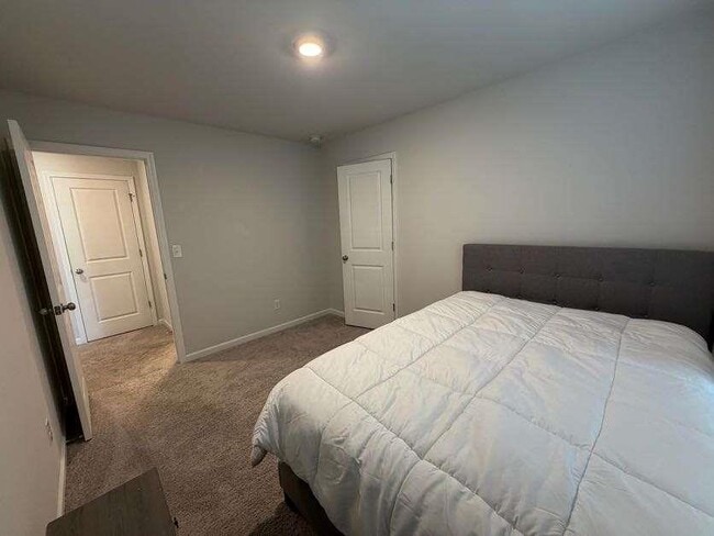 Building Photo - 7565 Knoll Hollow Rd