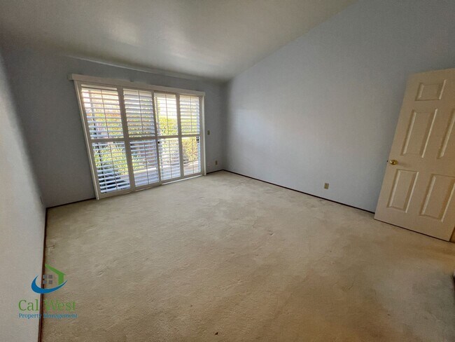 Building Photo - 2331 Cresthaven St
