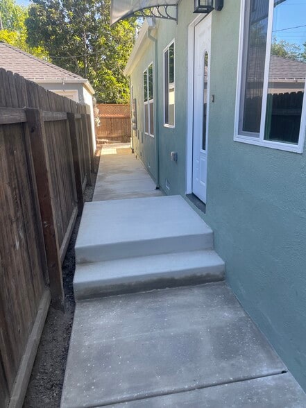 Building Photo - 1089 6th Ave