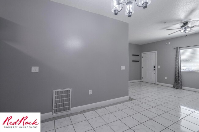 Building Photo - Lovely 2 Bedroom Condo. Pet Friendly!