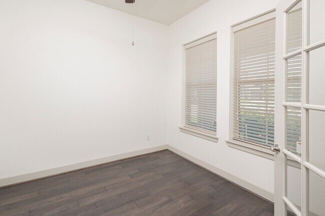 Building Photo - This house offers beautiful open floor plan with high ceilings and lots of natural light.