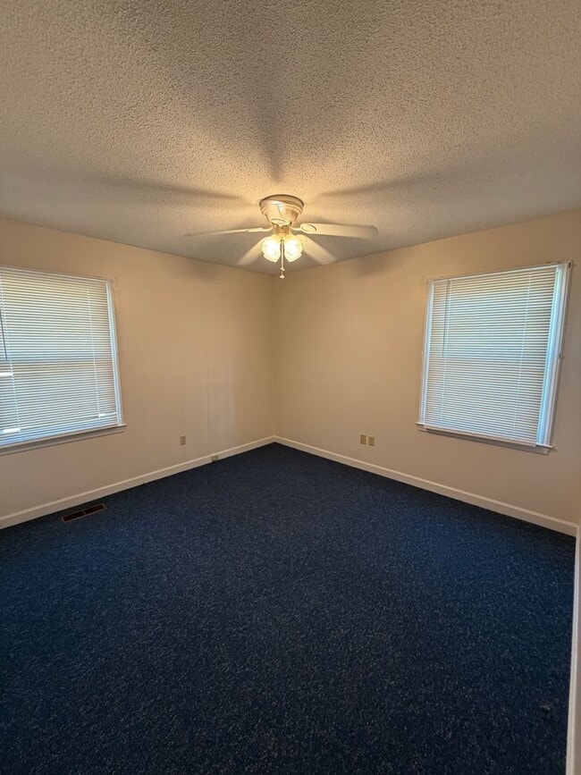 Building Photo - Spacious 3 Bedroom, 2 Bath Home on Over an Acre – Lawn Care Included!