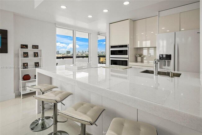 Building Photo - 2555 Collins Ave