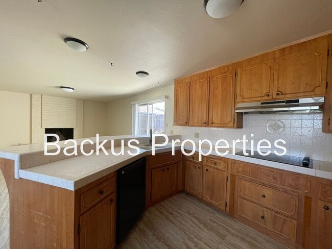 Building Photo - Beautiful four bedroom home in South Salinas