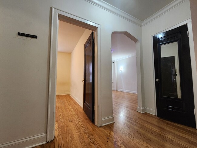 Building Photo - Spacious 2bed/1bath With Vintage Touches and Updated Kitchen