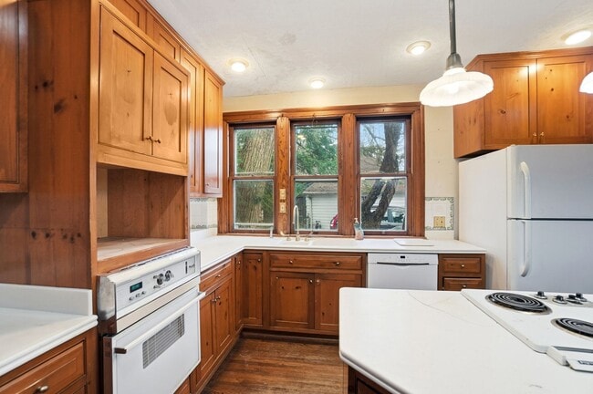 Building Photo - Private House on iuka ave Ravine – Central Campus – Newly Renovated - Flexible Pricing
