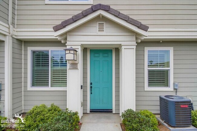 Building Photo - Stunning 3Bdm 2.5Ba Townhome in the Heart of Imperial Beach