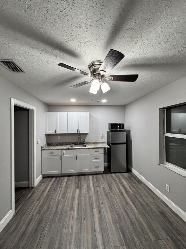 Building Photo - 7724 Brettonwood Dr