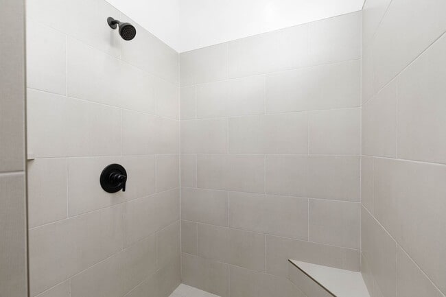 Building Photo - 3 bed plus office / 2.5 bath / 3 car Singl...