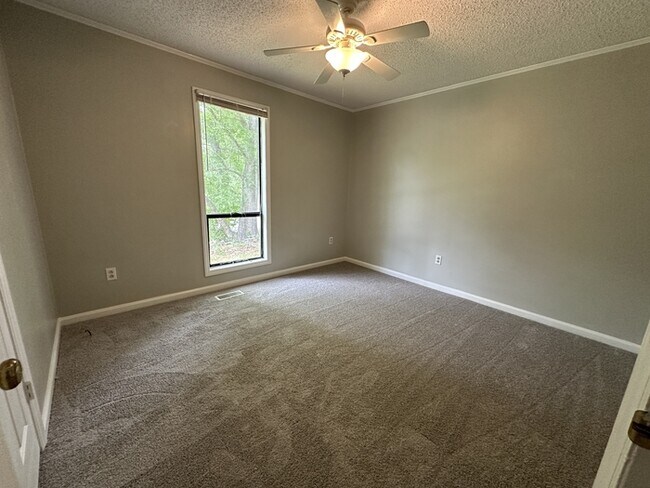 Building Photo - Great 3 bedroom 2 bath ranch home! AVAILAB...