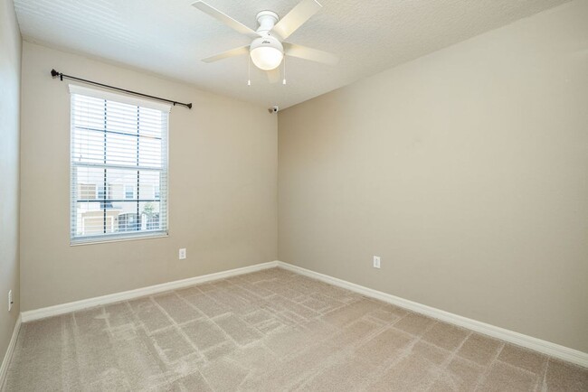 Building Photo - Beautiful Riverview Townhome