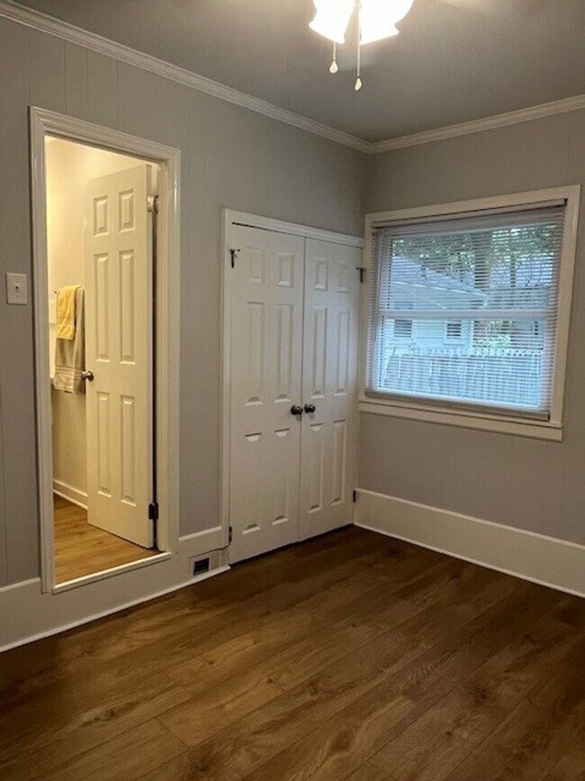 Building Photo - 305 Brookside Dr