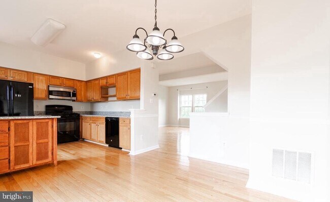 Building Photo - 42999 Edgewater St