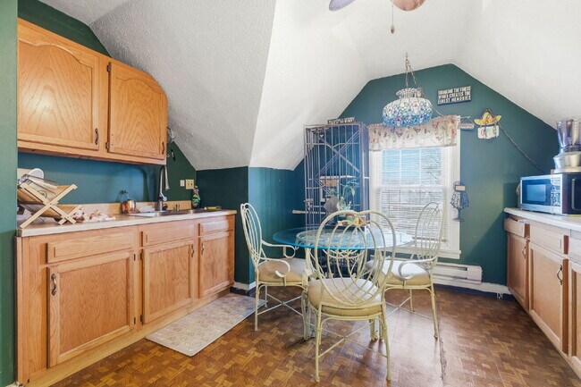 Building Photo - Bright Two Bedroom Apartment with Gas, Water, Sewage and Trash included!