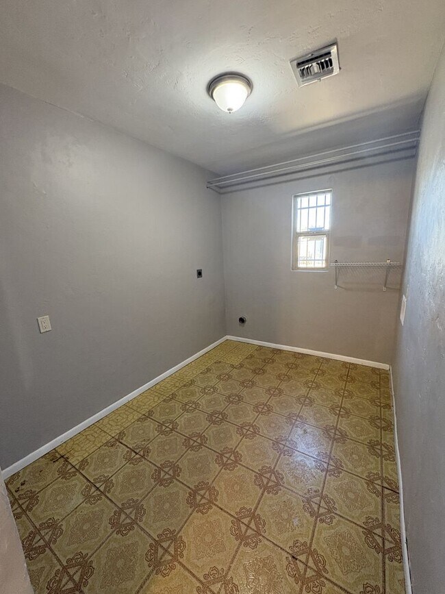 Building Photo - Central Tucson, close to University of Arizona and more!!!