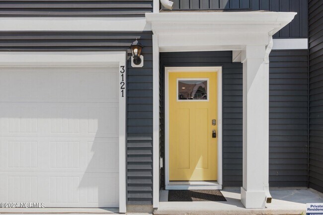 Building Photo - 3121 Lobelia Ln
