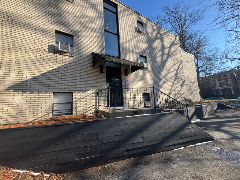 Building Photo - 1301 Cherokee Rd