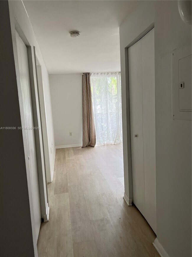 Building Photo - 1740 NW N River Dr