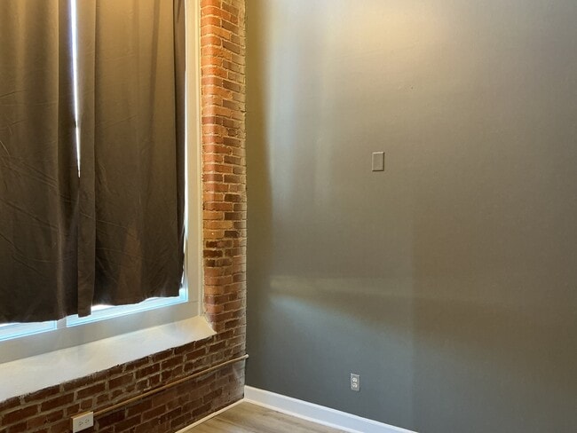 Building Photo - 201 S Hoskins Rd