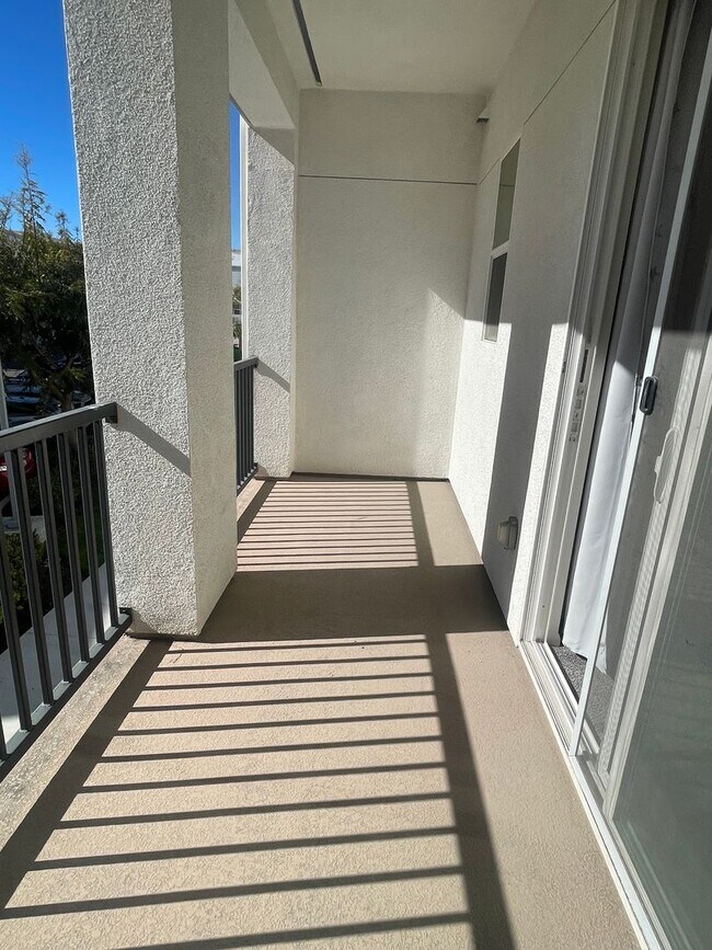 Building Photo - Spacious 4 Bedroom, 3.5 Bathroom Townhome