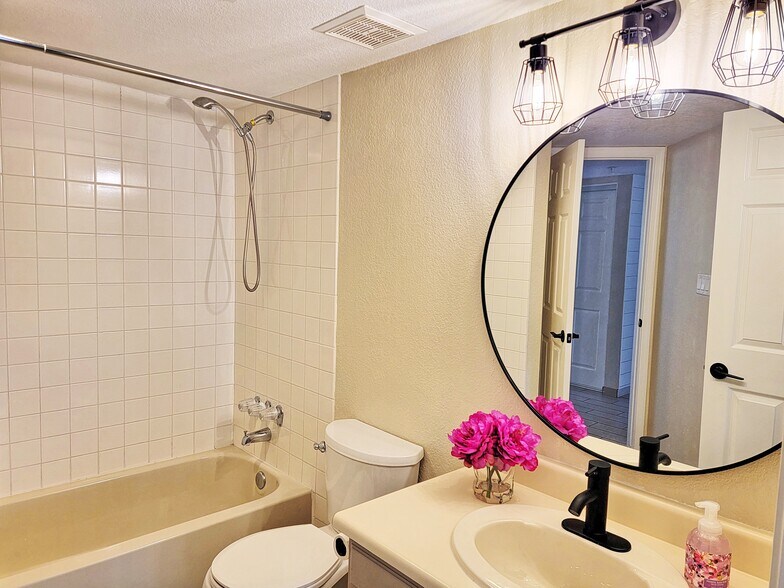 Building Photo - 10080 E Mountainview Lake Dr