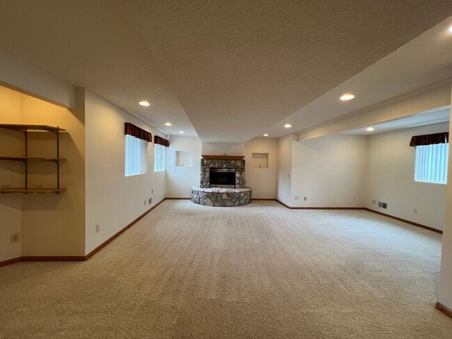 Building Photo - Gorgeous 5 Bed, 2.5 Bath Single-Family Home!