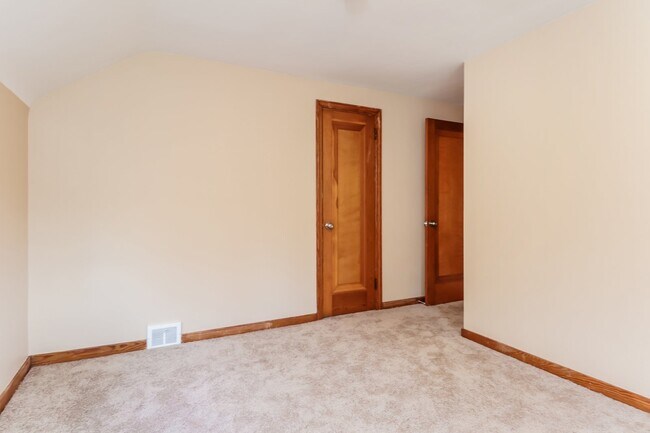 Building Photo - 65 W Bellecrest Ave