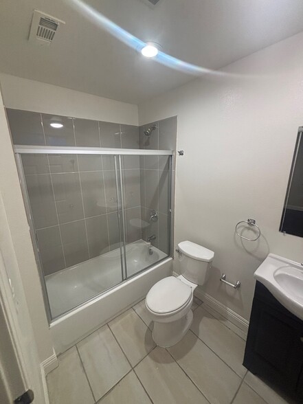 Building Photo - 424 E 101st St