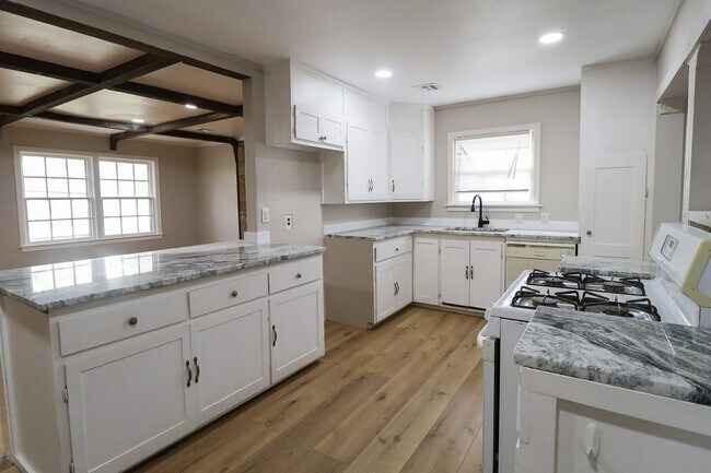 Building Photo - Midtown 2 Bedroom Gem! Available for move in immediately!