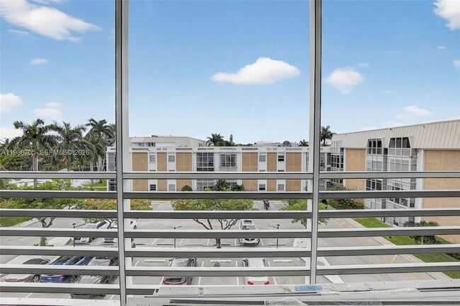 Building Photo - 3050 NE 16th Ave