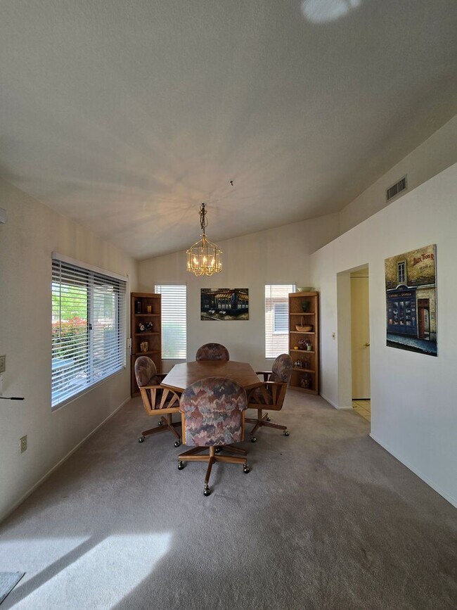 Building Photo - Fully Furnished single story 2 bed 2 bath ...