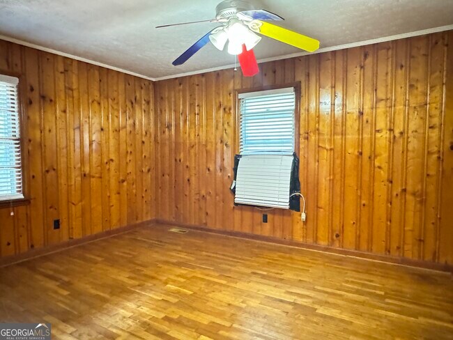 Building Photo - 222 Pineview Dr