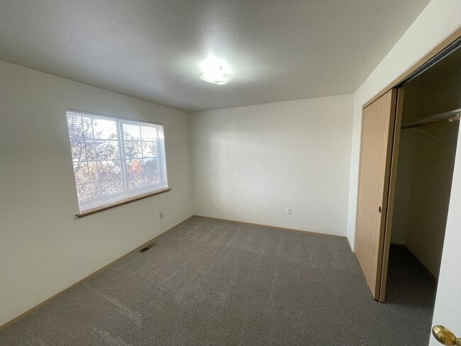 Building Photo - 5548 - 5550