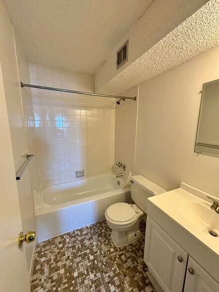 Building Photo - 1400 Millersport Hwy