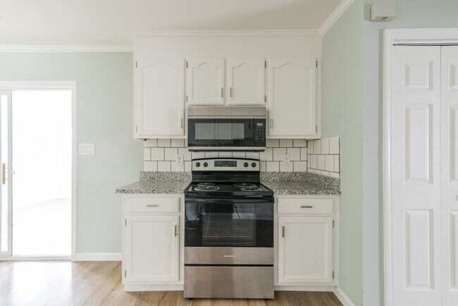 Building Photo - 578 Tryon Pl