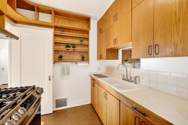 Building Photo - 514 W Lakeside St