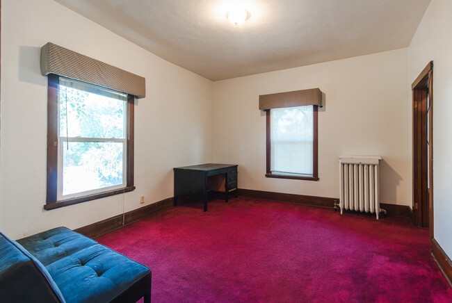 Building Photo - 315 NE Ash St