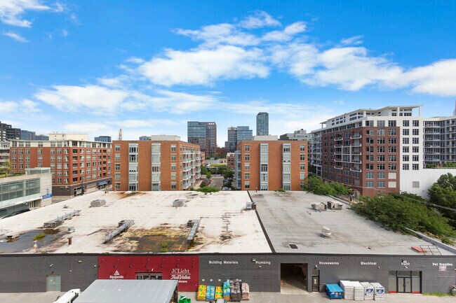 Building Photo - 950 W Monroe St