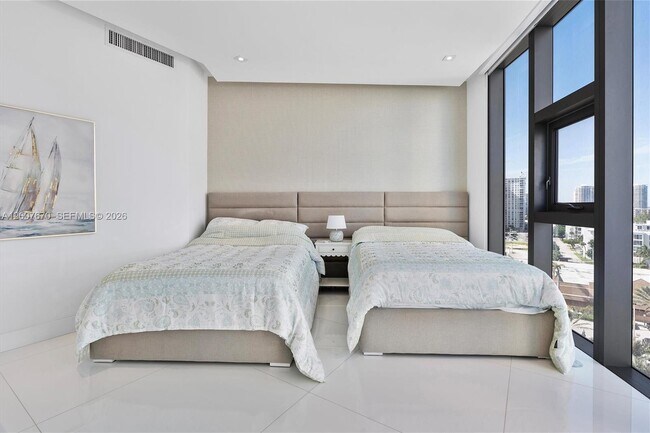 Building Photo - 17475 Collins Ave