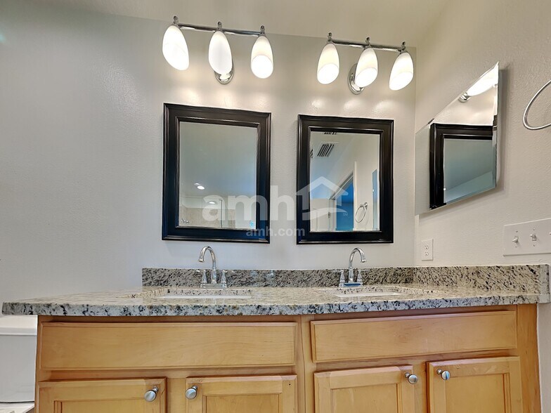 Building Photo - 927 Windton Oak Dr