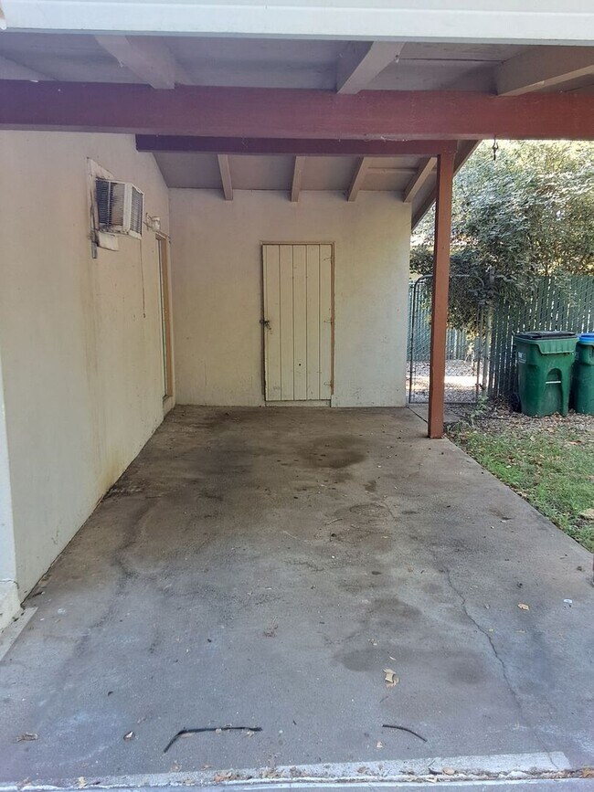 Building Photo - 2 bd 1 ba with off-street parking