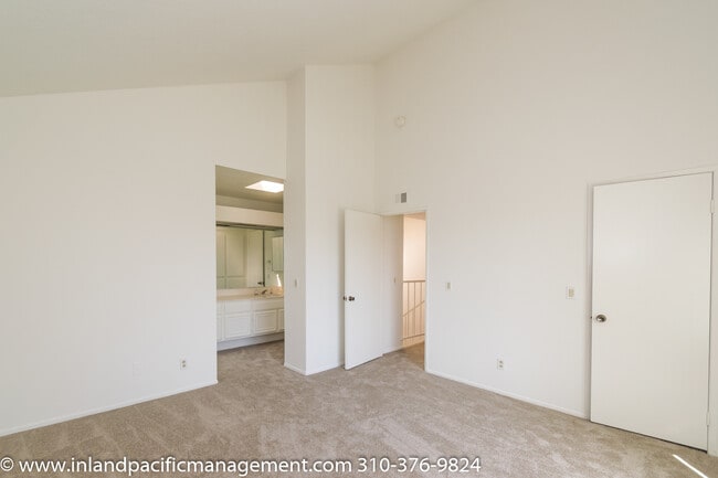 Building Photo - Private Rear Corner Townhome with Patio an...