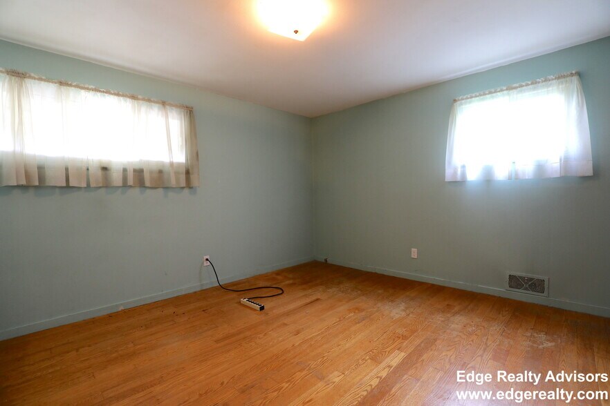 Building Photo - 155 Kenrick St