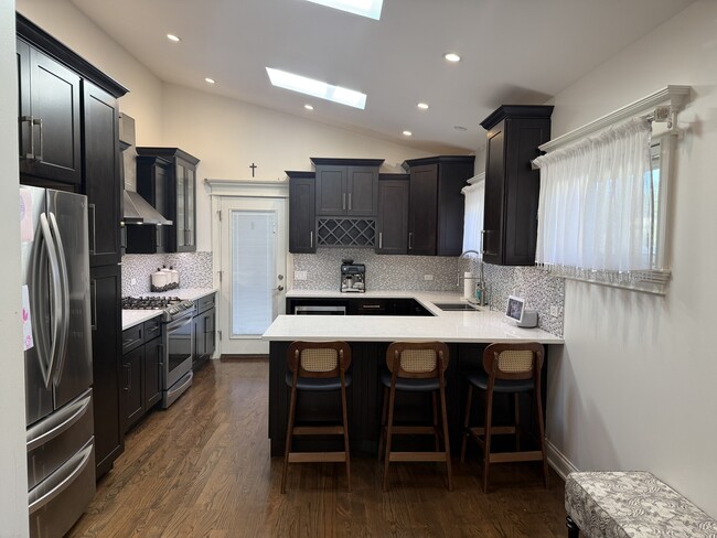 Building Photo - 1316 W 59th St