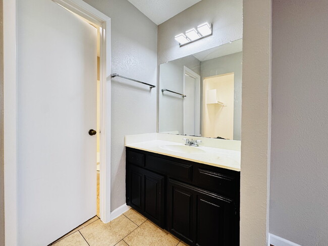 Building Photo - 2 bed, 2 bath, 2 Car Garage, 1-story