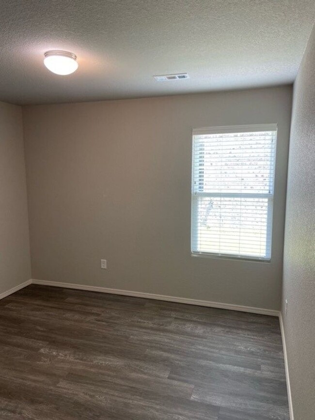 Building Photo - *Pre-leasing* Three Bedroom | Two Bath Hom...