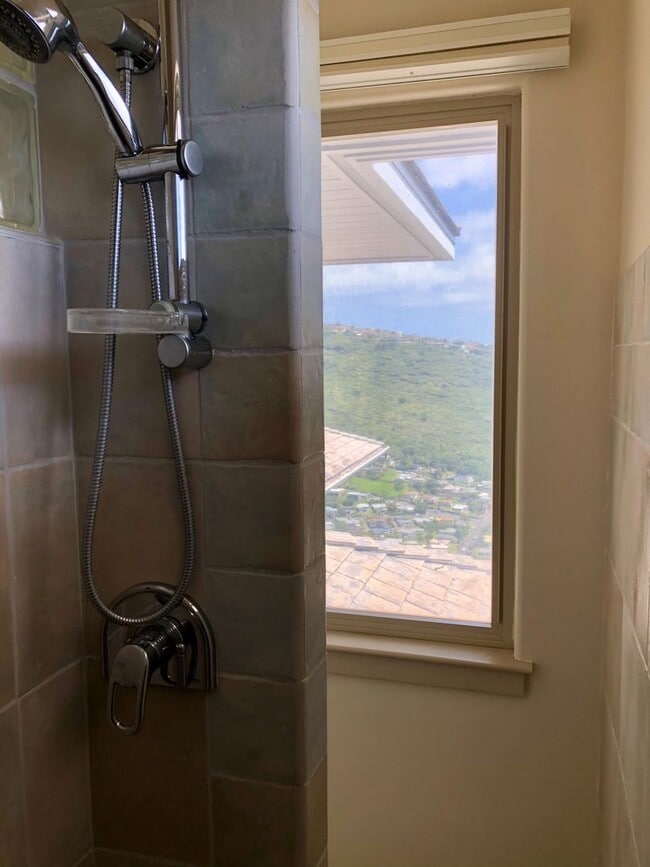 Building Photo - 3/2.5/2 Home - Located in the Beautiful Gated Community at Kahalakua- Endless Views!