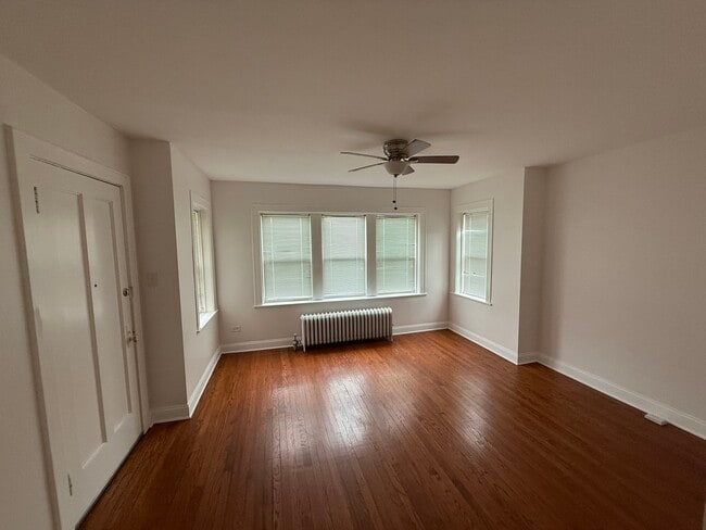 Building Photo - 5521 W Farragut Ave