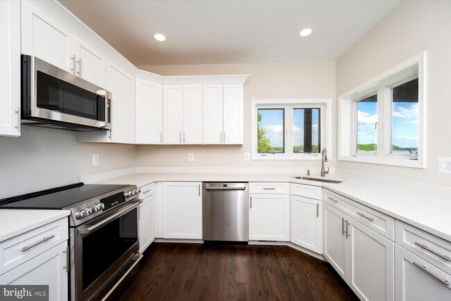 Building Photo - 1100 Paca Dr