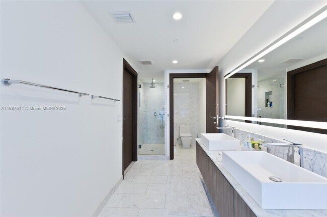 Building Photo - 1000 Brickell Plaza